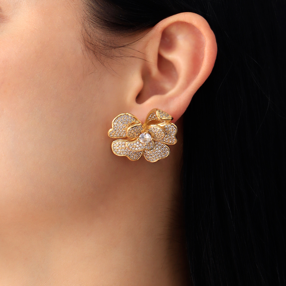 Arete Topo Con Microcircones/ En Baño De Oro 24k. Marca Brazz By Roel.