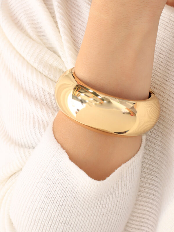 Brazalete Dorado/ En Baño De Oro 24k. Marca Brazz By Roel.