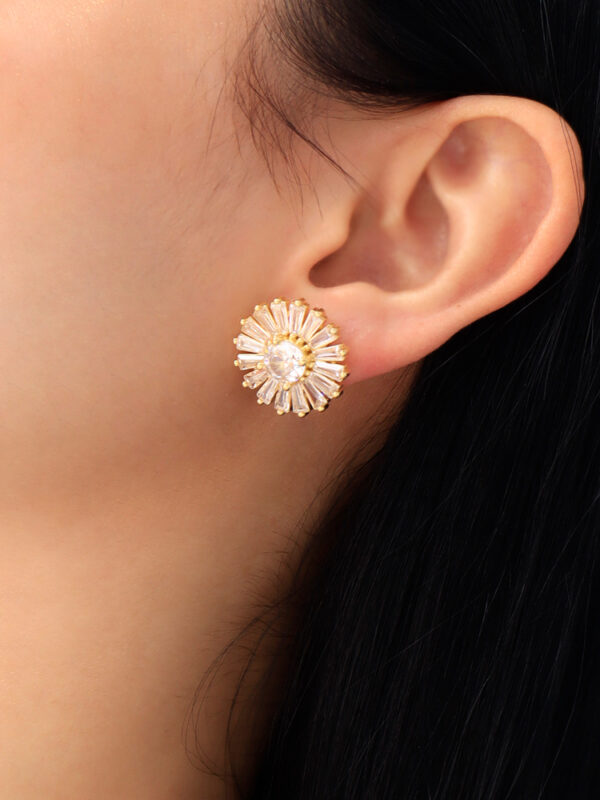 Arete Topo Flor/ En Baño De Oro 24k. Marca Brazz By Roel.