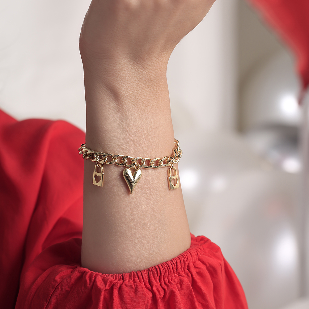 Pulsera Amour/ En Baño De Oro 24k. Marca Brazz By Roel.